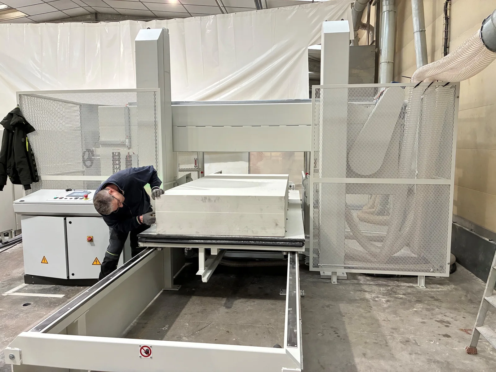 Opérateur UNIJECT sur une ligne de production composite