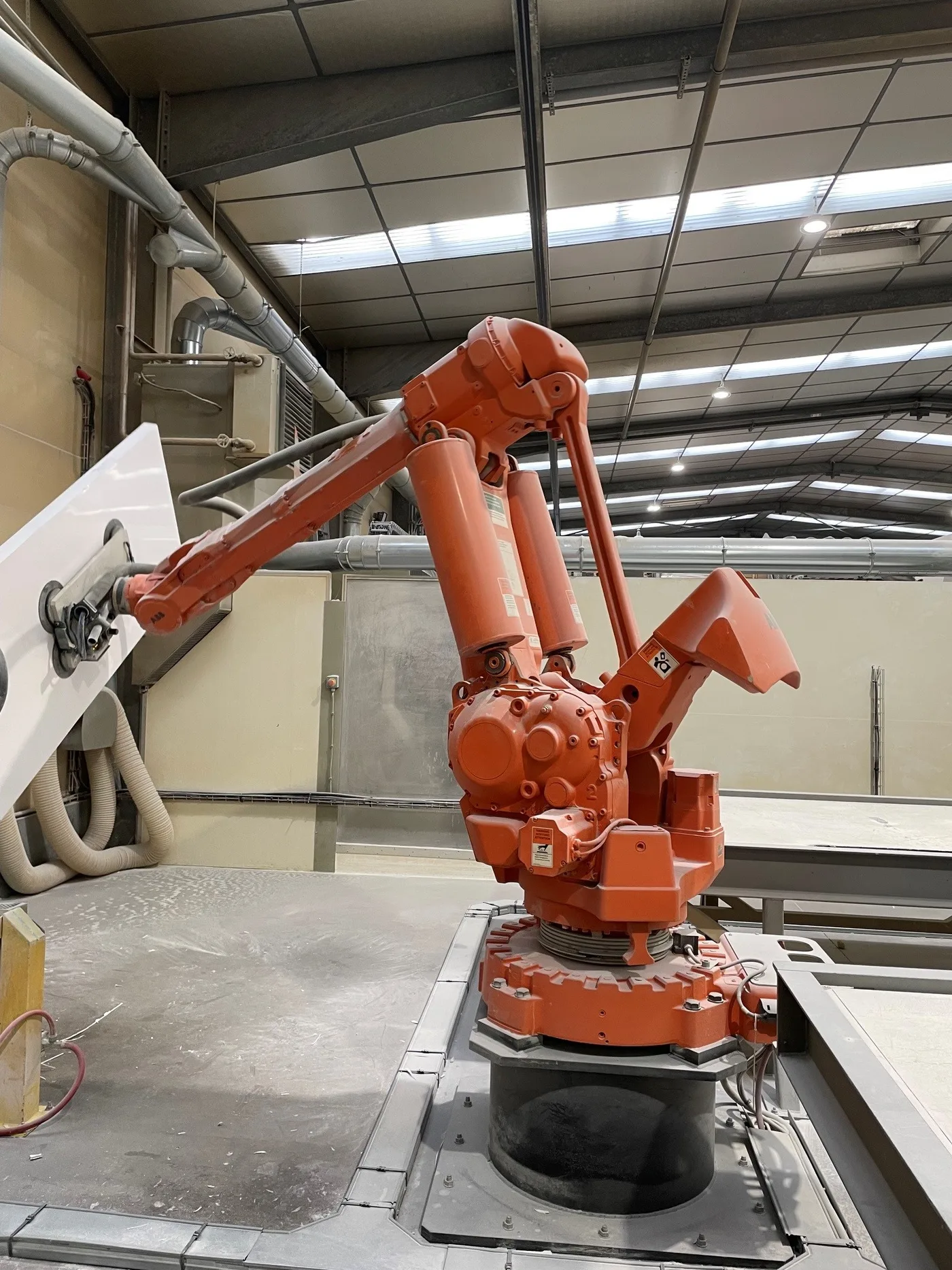 Robot ABB manipulant une pièce composite dans l’atelier UNIJECT
